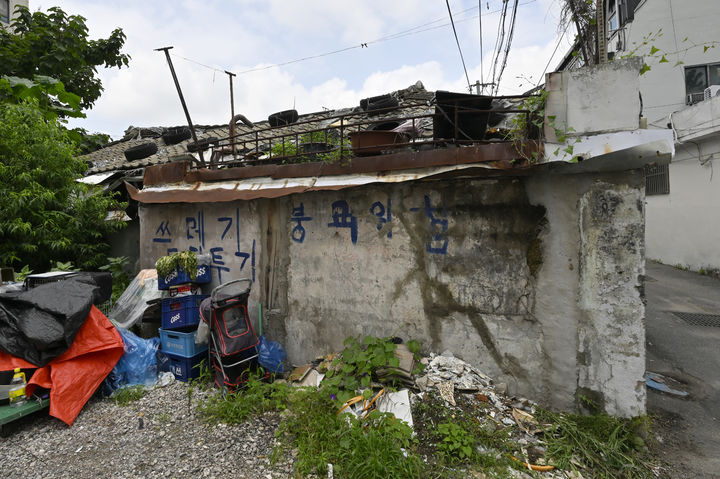 [광주=뉴시스] 박기웅 기자 = 12일 오전 광주 동구 금동 한 주택가 골목에 빈집이 방치돼 있다. 2024.07.12. pboxer@newsis.com *재판매 및 DB 금지