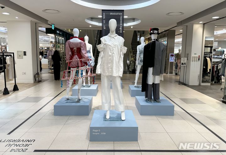 [전주=뉴시스]윤난슬 기자 = 전북 전주대학교 패션산업학과는 패션 우수 인력 발굴 및 육성을 위해 롯데백화점 전주점에서 우수 졸업작품 전시를 진행한다고 12일 밝혔다.(사진=전주대 제공) 