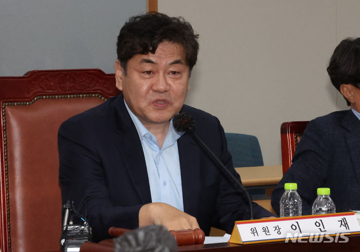 [세종=뉴시스] 강종민 기자 = 이인재 최저임금위원장이 지난 7월12일 새벽 세종시 정부세종청사에서 2025년도 적용 최저임금이 결정된 뒤 기자 질문에 답하고 있다. 2024.07.12. ppkjm@newsis.com