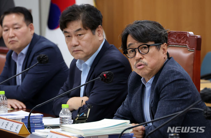 [세종=뉴시스] 강종민 기자 = 권순원 최저임금위원회 공익위원이 지난해 7월 12일 새벽 세종시 정부세종청사에서 2025년도 적용 최저임금에 대한 표결 후 기자들의 질문에 답하고 있다.&nbsp; 내년도 최저임금은 10030원으로 결정됐다. 2024.07.12. ppkjm@newsis.com