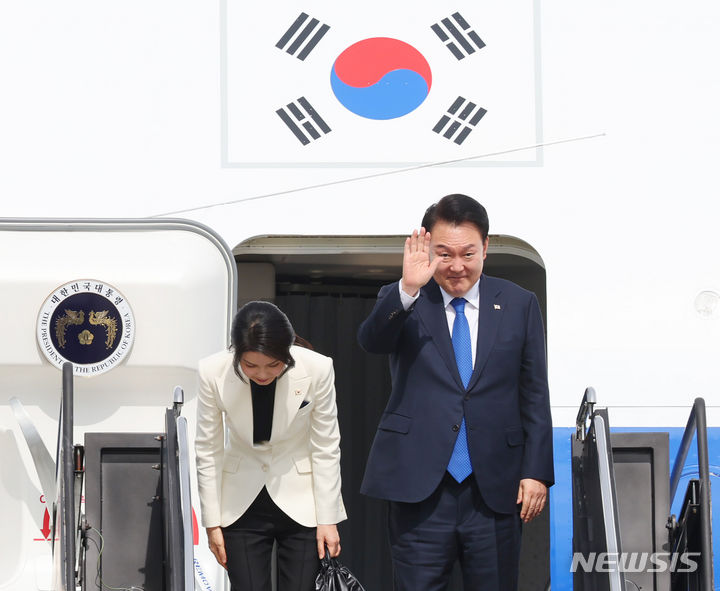 [워싱턴=뉴시스] 최진석 기자 = 북대서양조약기구(NATO·나토) 75주년 정상회의 참석을 마친 윤석열 대통령과 부인 김건희 여사가 11일(현지시각) 미국 워싱턴DC 인근 델레스 국제공항에서 공군 1호기에 탑승하며 인사하고 있다. 2024.07.12. myjs@newsis.com