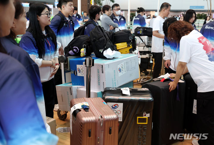 [인천공항=뉴시스] 추상철 기자 = 12일 오전 인천국제공항 제2여객터미널에서 2024 파리 올림픽 출전에 출전하는 대한민국 사격 선수단의 카트에 냉풍기가 실려 있다. 2024.07.12. scchoo@newsis.com