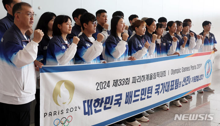 [인천공항=뉴시스] 추상철 기자 = 12일 오전 인천국제공항 제2여객터미널에서 2024 파리 올림픽에 출전하는 대한민국 배드민턴 국가대표팀이 출국 전 각오를 다짐하며 기념촬영을 하고 있다. 2024.07.12. scchoo@newsis.com