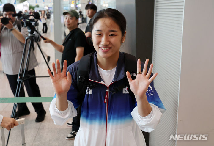 [인천공항=뉴시스] 추상철 기자 = 대한민국 배드민턴 국가대표 안세영이 12일 오전 인천국제공항 제2여객터미널에서 2024 파리 올림픽 출전을 위해 출국하며 손을 흔들고 있다. 2024.07.12. scchoo@newsis.com