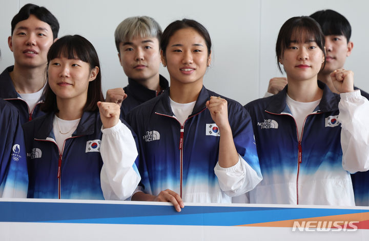 [인천공항=뉴시스] 추상철 기자 = 안세영(왼쪽 네번째)을 비롯한 대한민국 배드민턴 국가대표팀이 12일 오전 인천국제공항 제2여객터미널에서 2024 파리 올림픽 출전을 위해 출국하기 전 각오를 다짐하며 기념촬영을 하고 있다. 2024.07.12. scchoo@newsis.com