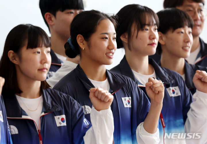 [인천공항=뉴시스] 추상철 기자 = 대한민국 배드민턴 국가대표 안세영(왼쪽 두번째)이 지난 12일 오전 인천국제공항 제2여객터미널에서 2024 파리 올림픽 출전을 위해 출국하기 전 각오를 다짐하며 기념촬영을 하고 있다. 2024.07.12. scchoo@newsis.com