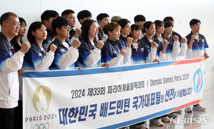 [인천공항=뉴시스] 추상철 기자 = 12일 오전 인천국제공항 제2여객터미널에서 2024 파리 올림픽에 출전하는 대한민국 배드민턴 국가대표팀이 출국 전 각오를 다짐하며 기념촬영을 하고 있다. 2024.07.12. scchoo@newsis.com