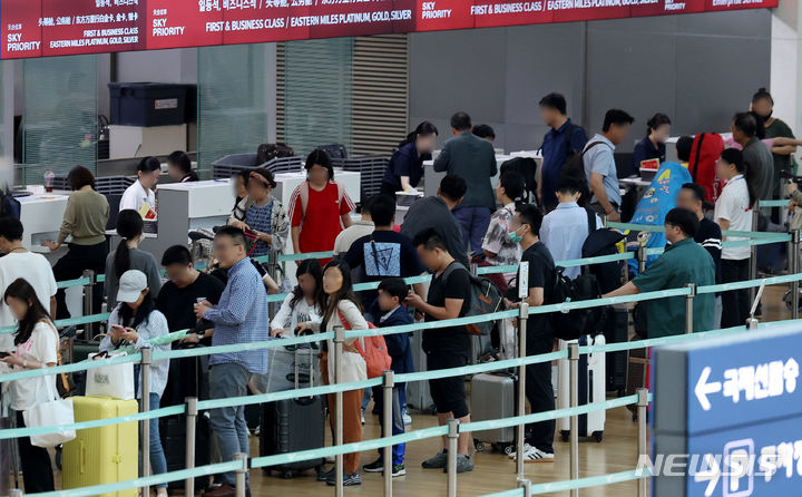 [인천공항=뉴시스] 추상철 기자 = 본격적인 여름 휴가철을 앞둔 12일 오전 인천국제공항 제1여객터미널 발권창구가 여행객으로 붐비고 있다. 2024.07.12. scchoo@newsis.com