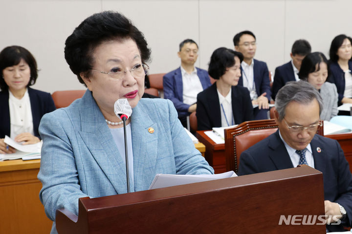 [서울=뉴시스] 조성우 기자 = 이배용 국가교육위원회 위원장이 12일 오전 서울 여의도 국회에서 열린 교육위원회 전체회의에서 업무보고를 하고 있다. 2024.07.12. xconfind@newsis.com