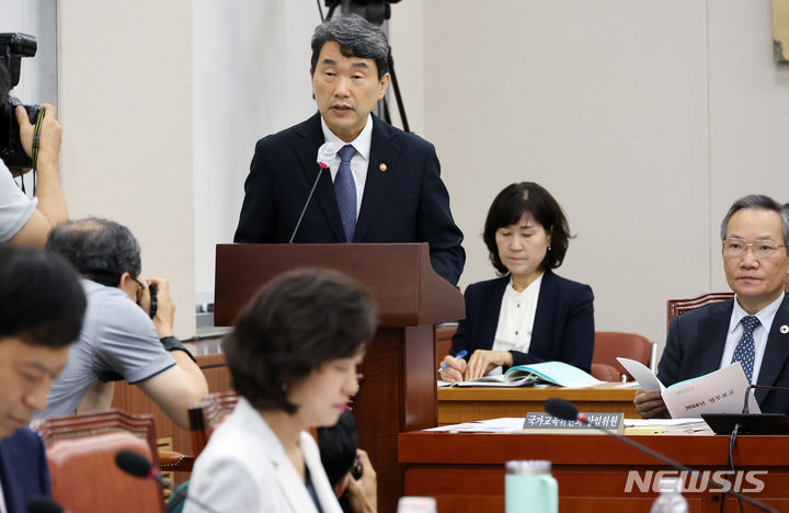 [서울=뉴시스] 조성우 기자 = 이주호 사회부총리 겸 교육부 장관이 12일 오전 서울 여의도 국회에서 열린 교육위원회 전체회의에서 업무보고를 하고 있다. 2024.07.12. xconfind@newsis.com