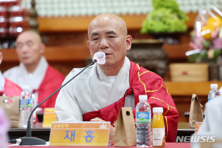 [서울=뉴시스] 박진희 기자 = 한국불교태고종 종교편향 불교유린 특별대책위원회 위원장 재홍 스님이 12일 서울 종로구 법륜사 대웅보전에서 열린 태고종 총무원장 상진 스님이 취임 1주년 기자간담회중 '이승만 기념관 건립 반대' 사유를 말하고 있다. 2024.07.12. pak7130@newsis.com