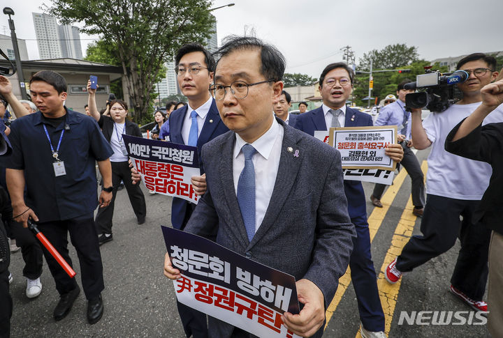 [서울=뉴시스] 정병혁 기자 = 이건태, 장경태 더불어민주당 의원을 비롯한 야당 법사위원들이 12일 서울 용산구 대통령실 앞에서 대통령 탄핵발의청원 증인 출석요구서 대리 수령 약속 번복 관련 야당 법사위원 대통령실 항의 방문을 위해 이동하고 있다. 2024.07.12. jhope@newsis.com