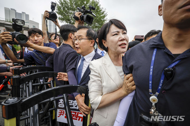 [서울=뉴시스] 정병혁 기자 = 이건태, 장경태, 전현희 더불어민주당 의원을 비롯한 야당 법사위원들이 대통령 탄핵발의청원 증인 출석요구서 대리 수령 약속 번복 관련 야당 법사위원 대통령실 항의 방문을 위해 12일 서울 용산구 대통령실 앞에서 이동하던 도중 경찰에 가로막혀 항의하고 있다. 2024.07.12. jhope@newsis.com