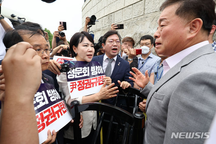 [서울=뉴시스] 정병혁 기자 = 김승원 더불어민주당 국회 법제사법위원회 간사를 비롯한 야당 법사위원들이 대통령 탄핵발의청원 증인 출석요구서를 전달하기 위해 12일 서울 용산구 대통령실 앞에서 이동하던 도중 경찰에 가로막혀 대통령실 관계자에게 항의하고 있다.(공동취재) 2024.07.12. photo@newsis.com