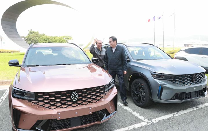 [서울=뉴시스] 정인교 산업통상자원부 통상교섭본부장이 12일 부산 강서구 르노 부산공장을 방문해 그랑 콜레오스 하이브리드를 살펴보고 있다. (사진=산업통상자원부 제공) 2024.07.12. photo@newsis.com *재판매 및 DB 금지