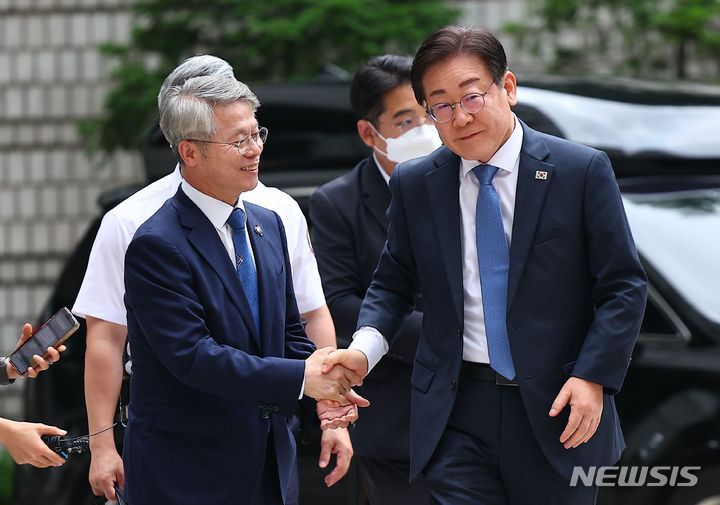 [서울=뉴시스] 이재명 대통령과 민형배 당선인. (사진=뉴시스 DB). photo@newsis.com
