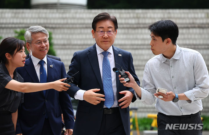 [서울=뉴시스] 김근수 기자 = 이재명 전 더불어민주당 대표가 12일 서울 서초구 서울중앙지방법원에서 열린 '故김문기·백현동 허위 발언 공직선거법 위반 혐의' 관련 26차 공판에 출석하고 있다. 2024.07.12. ks@newsis.co