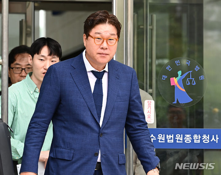 [수원=뉴시스] 김종택 기자 = 불법 대북송금과 뇌물 공여 혐의 등으로 기소된 김성태 전 쌍방울 그룹 회장이 12일 경기도 수원시 영통구 수원지방법원에서 열린 1심 선고 공판을 마치고 법원을 나서고 있다. 2024.07.12. jtk@newsis.com