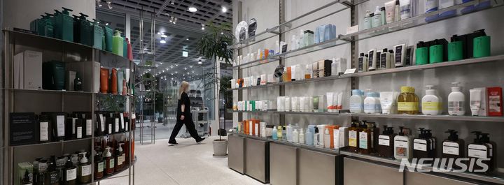 [서울=뉴시스] 김선웅 기자 = 12일 서울 아모레 용산 매장에서 각종 화장품이 판매되고 있다. 2024.07.12. mangusta@newsis.com