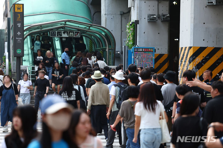 [서울=뉴시스] 전신 기자 = 지난달 12일 서울 성동구 성수역 3번 출구 앞이 퇴근하는 시민들로 붐비고 있다. 2024.07.12. photo1006@newsis.com