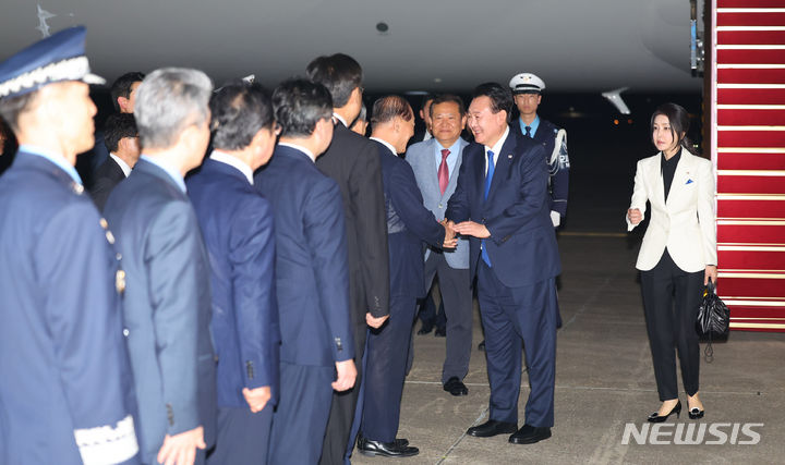 [성남=뉴시스] 최진석 기자 = 윤석열 대통령과 부인 김건희 여사가 12일 북대서양조약기구(NATO·나토) 75주년 정상회의 등 미국 안보순방을 마치고 귀국, 성남 서울공항에서 황우여 국민의힘 비상대책위원장 등 환영 인사들과 인사를 나누고 있다. 2024.07.12. myjs@newsis.com