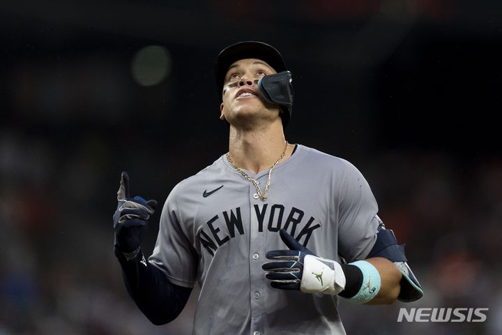 [볼티모어=AP/뉴시스] 메이저리그(MLB) 뉴욕 양키스 애런 저지가 13일(한국시각) 미국 메릴랜드주 볼티모어의 오리올 파크 앳 캠든 야즈에서 열린 '2024 MLB' 볼티모어 오리올스와 경기에서 홈런을 친 뒤 세리머니를 하고 있다. 2024.07.13.