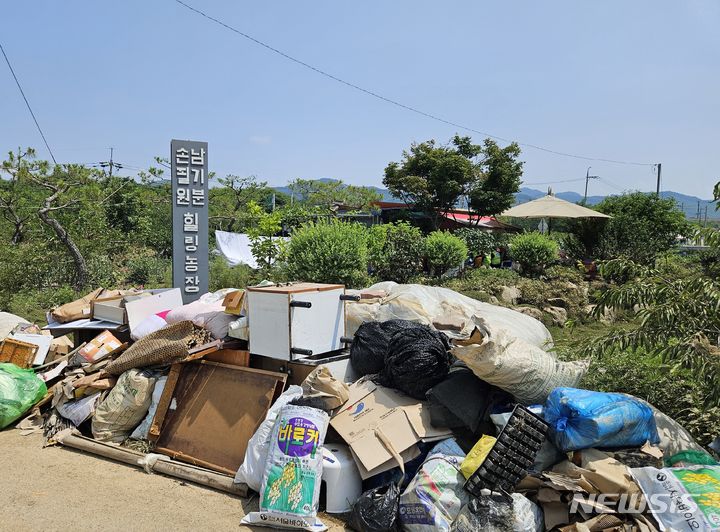 [옥천=뉴시스] 안성수 기자 = 13일 수해를 입은 충북 옥천군 이원면 백지리 한 농가 입구에 쌓인 집기류들. 이 농가는 자원봉사자의 지원으로 가까스로 정리가 됐다. 2024.7.13. hugahn@newsis.com