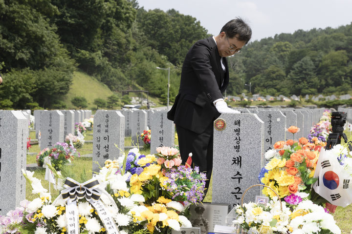 [수원=뉴시스] 13일 국립대전현충원에서 김동연 경기도지사가 집중호우 실종자를 수색하다가 순직한 해병대원 채상병의 묘역을 둘러보고 있다. (사진=경기도 제공) 2024.07.13. photo@newsis.com *재판매 및 DB 금지