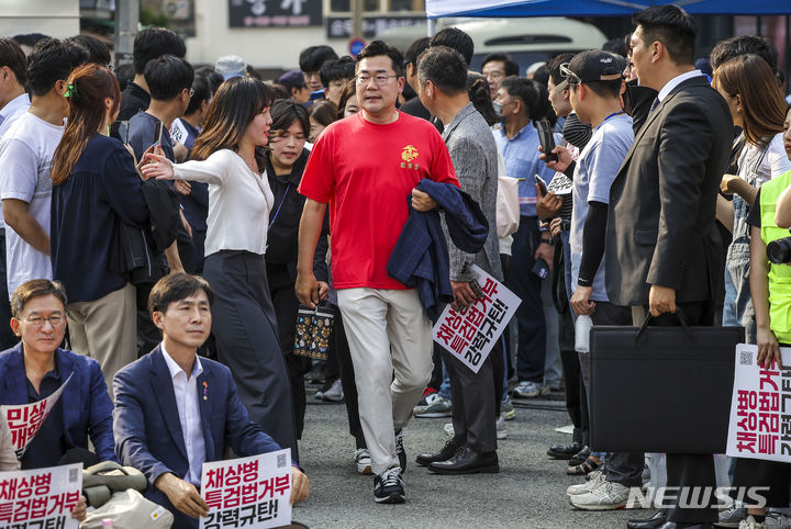 [서울=뉴시스] 정병혁 기자 = 박찬대 더불어민주당 대표 직무대행 겸 원내대표가 13일 서울 종로구 광화문광장 인근에서 열린 채상병 특검법 거부 강력 규탄, 민생개혁입법 즉각 수용 거부권거부 범국민대회에서 해병대 티셔츠를 입은 채 참석하고 있다. 2024.07.13. jhope@newsis.com