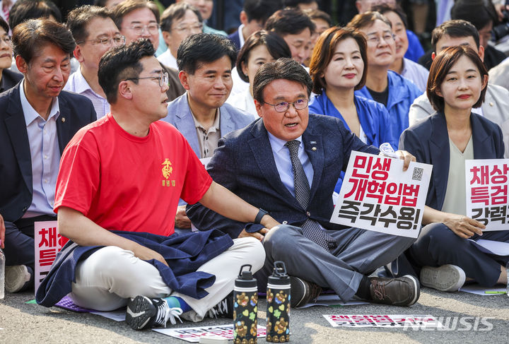 [서울=뉴시스] 정병혁 기자 = 박찬대 더불어민주당 대표 직무대행 겸 원내대표가 13일 서울 종로구 광화문광장 인근에서 열린 채상병 특검법 거부 강력 규탄, 민생개혁입법 즉각 수용 거부권거부 범국민대회에서 황운하 조국혁신당 원내대표와 인사를 나누고 있다. 2024.07.13. jhope@newsis.com