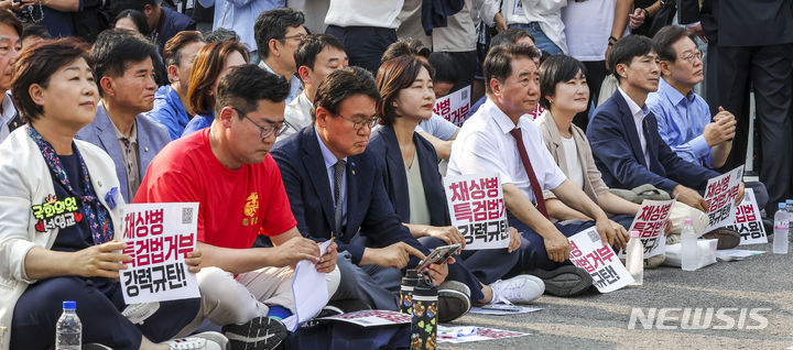 [서울=뉴시스] 정병혁 기자 = 이재명 전 더불어민주당 대표을 비롯한 야6당 대표와 참석자들이 13일 서울 종로구 광화문광장 인근에서 열린 채상병 특검법 거부 강력 규탄, 민생개혁입법 즉각 수용 거부권거부 범국민대회에서 피켓을 들고 있다. 2024.07.13. jhope@newsis.com