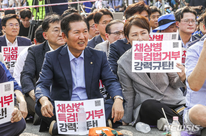 [서울=뉴시스] 정병혁 기자 = 더불어민주당 정청래 의원과 이언주 의원이 13일 서울 종로구 광화문광장 인근에서 열린 채상병 특검법 거부 강력 규탄, 민생개혁입법 즉각 수용 거부권거부 범국민대회에서 대화를 나누고 있다. 2024.07.13. jhope@newsis.com