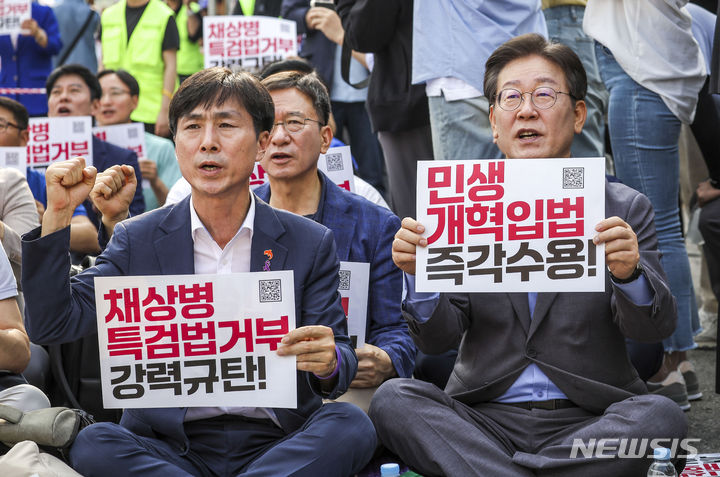 [서울=뉴시스] 정병혁 기자 = 이재명 전 더불어민주당 대표가 13일 서울 종로구 광화문광장 인근에서 열린 채상병 특검법 거부 강력 규탄, 민생개혁입법 즉각 수용 거부권거부 범국민대회에서 구호를 외치고 있다. 2024.07.13. jhope@newsis.com