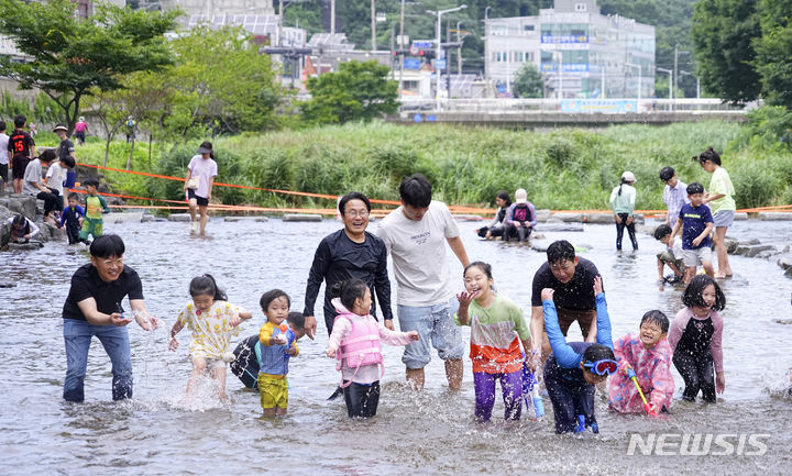 [광주=뉴시스] 광주 동구 용산동 동산타워 인근 광주천에 개장한 '물놀이장'. (사진=광주시청 제공). photo@newsis.com *재판매 및 DB 금지