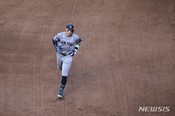 [볼티모어=AP/뉴시스] 뉴욕 양키스 애런 저지가 14일(한국시각) 미국 메릴랜드주 볼티모어 오리올 파크 앳 캠든 야즈에서 열린 2024 MLB 볼티모어 오리올스와 경기에서 5회 홈런을 날린 뒤 베이스를 돌고 있다. 2024.07.14.