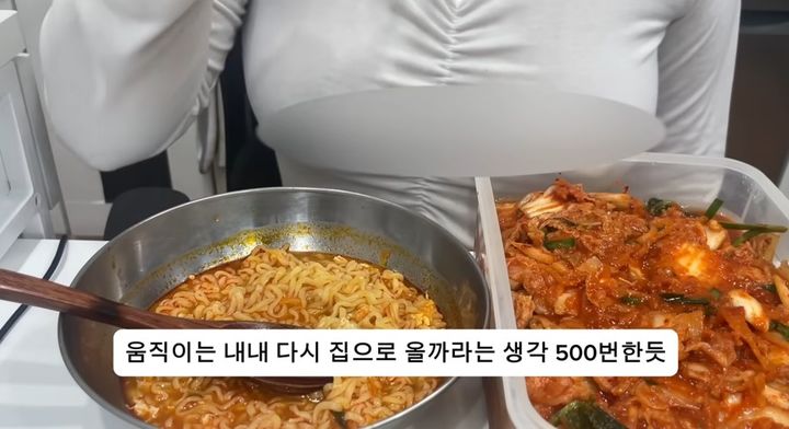 [서울=뉴시스] 임신 36주 상태에서 낙태 수술을 했다는 영상을 올린 유튜버가 최근 요리 등 담담한 일상을 이어가고 있다는 영상을 올려 누리꾼들의 관심을 끌었다(사진= 유튜브 갈무리) *재판매 및 DB 금지