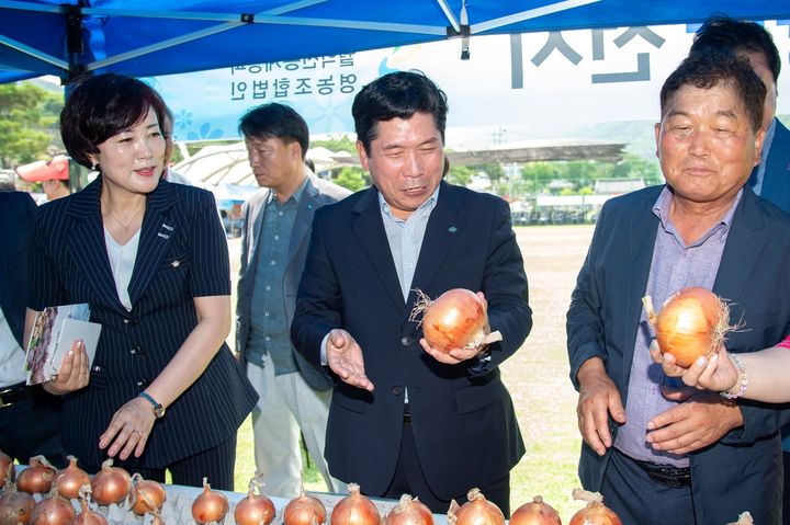 김창규(가운데) 제천시장이 13일 월악산송계양파축제 행사장을 찾아 농민들을 격려하고 있다. *재판매 및 DB 금지