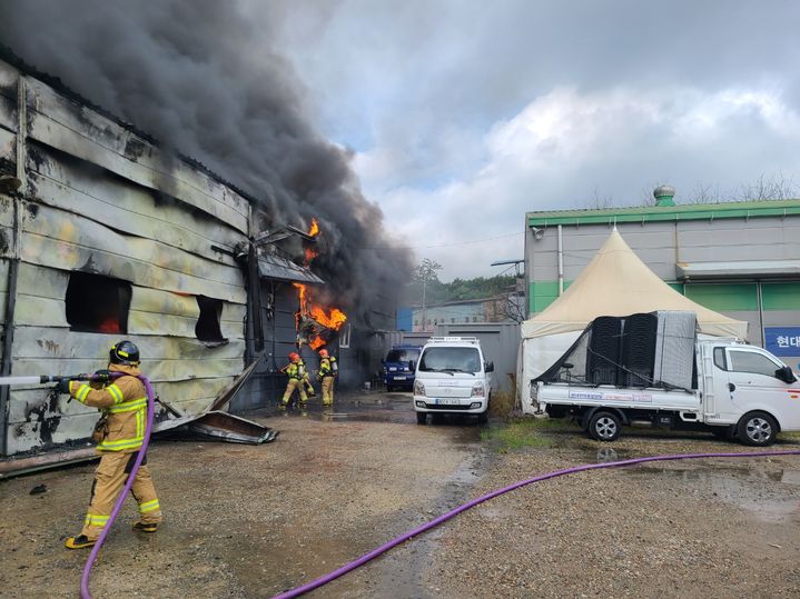 14일 오전 10시 3븐께 세종시 금남면에 있는 전동킥보드 창고에서 불이 났다.(사진=세종소방본부 제공) *재판매 및 DB 금지