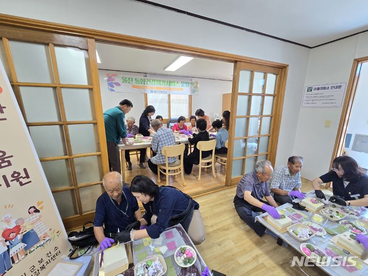 [울진=뉴시스] 안병철 기자 = 울진군은 최근 온정면 조금1리 주민들을 대상으로 6회차 울진형 통합건강재가서비스를 제공했다. (사진=울진군 제공) 2024.07.14. photo@newsis.com