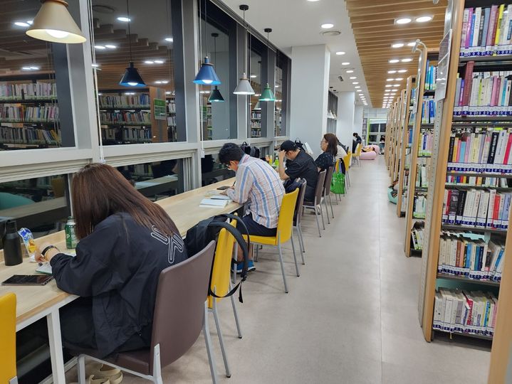 [대구=뉴시스] 제1회 한여름 BOOK캉스 행사 모습. (사진=행복북구문화재단 제공) 2024.07.14. photo@newsis.com *재판매 및 DB 금지