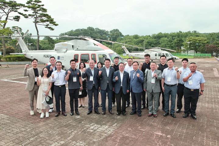 [당진=뉴시스] 14일 당진종합운동장에서 당진시 관계자와 중국 방문단이 석문산업단지 현장을 보기 위해 헬기에 오르기 전 화이팅을 외치며 기념 촬영을 하고 있다. (사진=당진시 제공) 2024.07.14.  *재판매 및 DB 금지