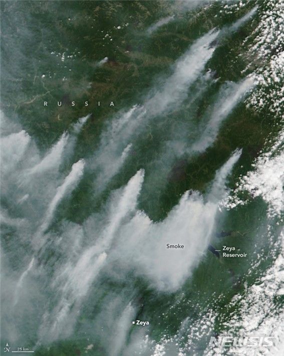 [청주=뉴시스] 연종영 기자 = 14일 NASA(미항공우주국) 위성이 촬영해 기상청 위탁관측소 고려대기환경연구소에 전송한 러시아 동부지역 산불 연기 이동 모습. 이달 8~9일 러시아 동부 도시 제야(Zeya) 북쪽과 중국 헤이룽장성 일대 40여 곳에서 발생한 산불 연기가 기류를 타고 일주일 가까이 한반도 등 이웃 국가로 이동 중이다. (사진=고려대기환경연구소 제공) 2024.07.14. photo.newsis.com
