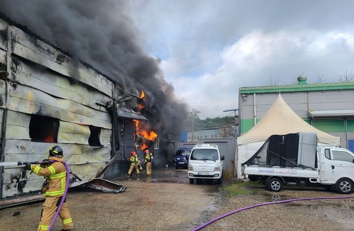 [세종=뉴시스] 지난 2024년 7월 12일 세종시 금남면에 있는 전동킥보드 보관 창고에서 불이 나 소방관들이 진화작업을 벌이고 있다. (사진=세종소방본부).2024.07.12. **위 사진은 기사 내용과 직접적인 연관이 없습니다.&nbsp; *재판매 및 DB 금지