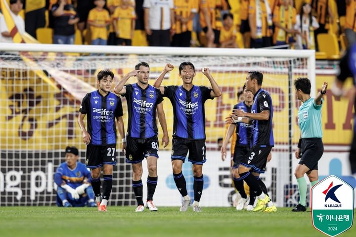 [서울=뉴시스] 프로축구 K리그1 인천 유나이티드의 요니치(왼쪽에서 두 번째). (사진=한국프로축구연맹 제공) *재판매 및 DB 금지