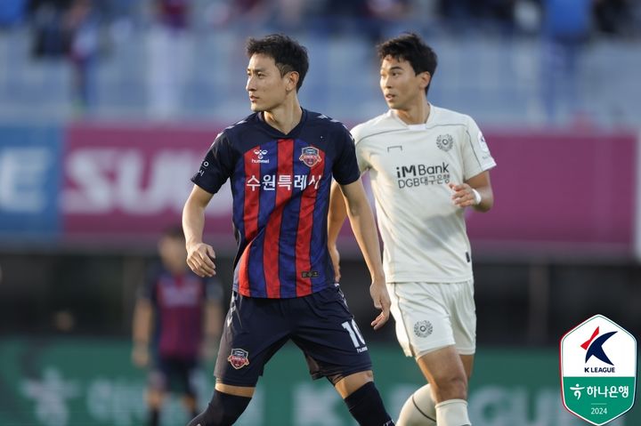 [서울=뉴시스] 프로축구 K리그1 수원FC의 지동원(왼쪽). (사진=한국프로축구연맹 제공) *재판매 및 DB 금지