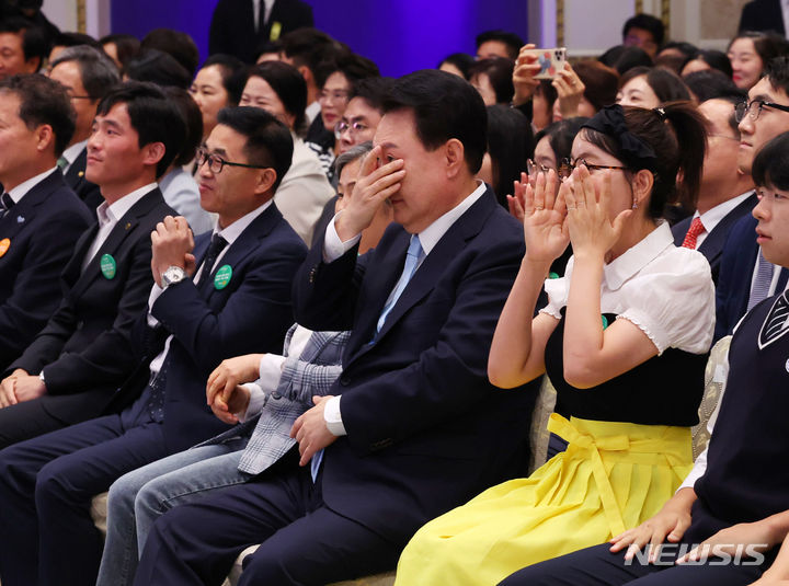 [서울=뉴시스] 최진석 기자 = 윤석열 대통령이 14일 서울 종로구 청와대 영빈관에서 열린 제1회 북한이탈주민의 날 기념식에서 영상을 보며 눈가를 어루만지고 있다. 2024.07.14. myjs@newsis.com