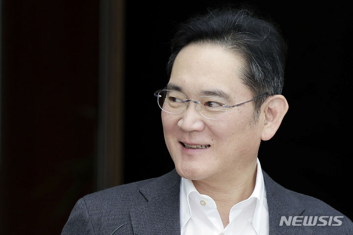 [서울=뉴시스] 최동준 기자 = 이재용 삼성전자 회장이 14일 인도 방문을 마치고 서울 강서구 김포공항을 통해 귀국하고 있다. 2024.07.14. photocdj@newsis.com