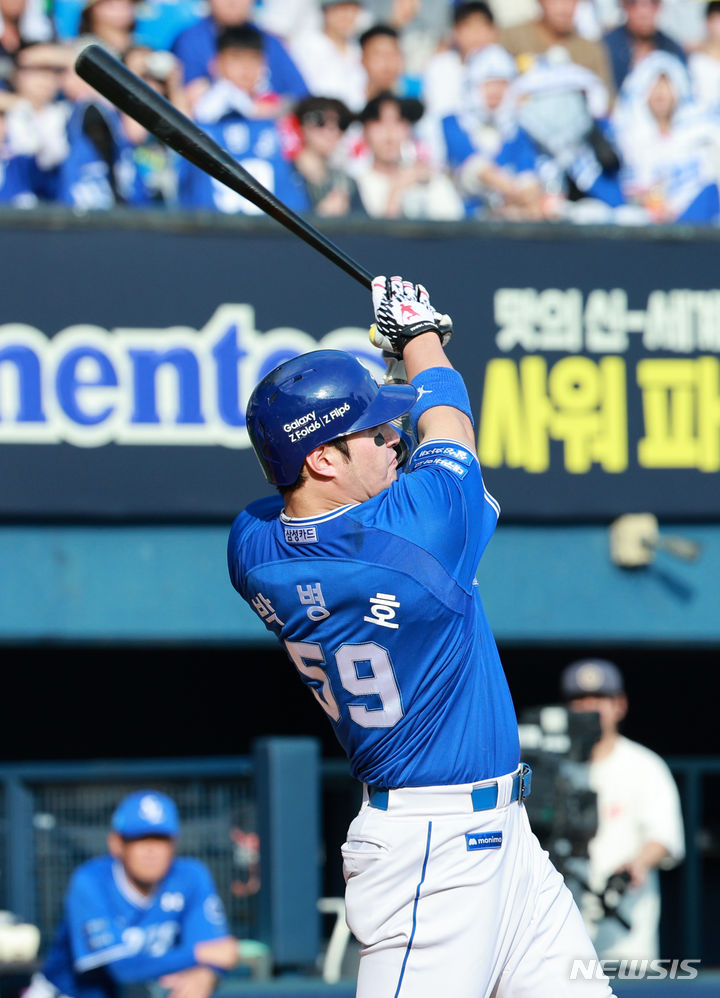 [서울=뉴시스] 고범준 기자 = 14일 오후 서울 송파구 잠실야구장에서 열린 2024 KBO리그 삼성 라이온즈와 두산 베어스의 경기, 2회초 2사 1루 삼성 박병호가 타격하고 있다. 2024.07.14. bjko@newsis.com