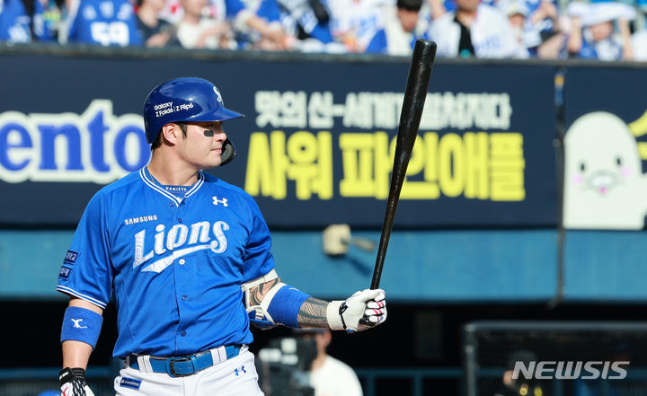 [서울=뉴시스] 고범준 기자 = 14일 오후 서울 송파구 잠실야구장에서 열린 2024 KBO리그 삼성 라이온즈와 두산 베어스의 경기, 2회초 2사 1루 삼성 박병호가 타격 준비를 하고 있다. 2024.07.14. bjko@newsis.com