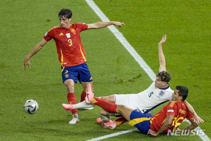 England's John Stones, center, Spain's Rodri, bottom, and Robin Le Normand fight for the ball during the final match at the Euro 2024 soccer tournament in Berlin, Germany, Sunday, July 14, 2024. (AP Photo/Thanassis Stavrakis)[베를린=AP/뉴시스] 14일(현지시각) 독일 베를린의 올림피아 슈타디온에서 열린 유로 2024 결승전 스페인과 잉글랜드의 경기에서 스페인 로드리와 잉글랜드 존 스톤스가 볼 다툼을 하고 있다. 이날 경기에서 스페인이 2-1로 승리하고 대회 최초로 통산 4번째 우승컵을 들어 올렸다. 2024.07.15.